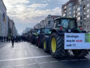 Alman Çiftçilerden Traktörlü Eylem