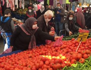 Tam Kapanma Öncesi Semt Pazarlarında Sosyal Mesafe Unutuldu