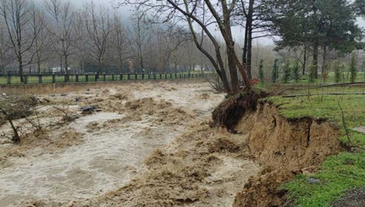 Sağanak Yağmur Tarım Arazilerini Sular Altında Bıraktı