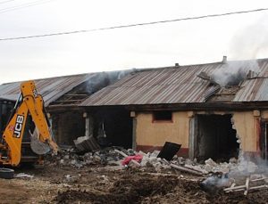 Alevlerden Çıkarılan Kaz Yavruları Ve Oğlakları Yıkayarak Kurtarmaya Çalıştılar