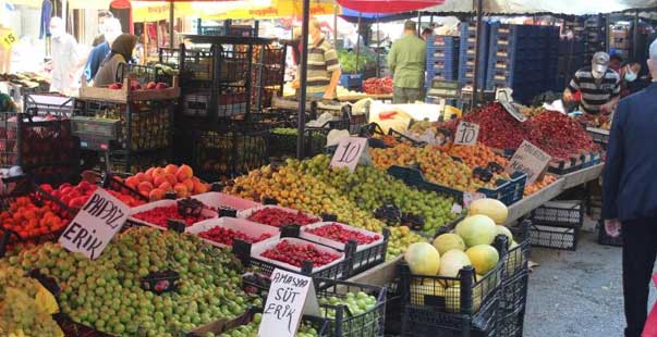 Pazarda Meyve Fiyatları Cep Yakıyor