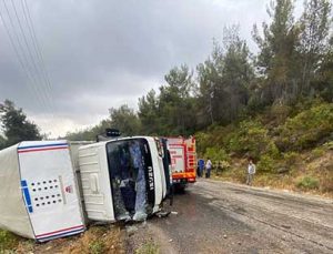 Mersin’De Tarım Işçilerini Taşıyan Kamyonet Devrildi: 11 Yaralı