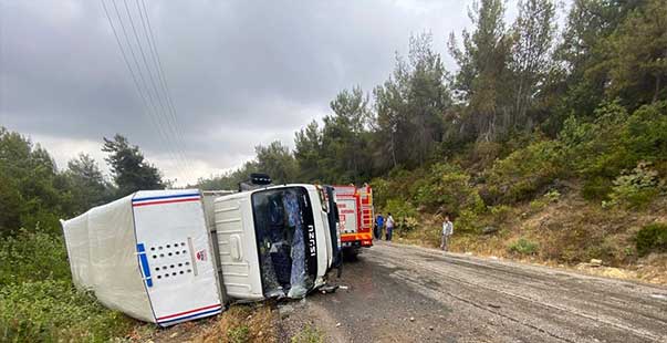 Mersin’De Tarım Işçilerini Taşıyan Kamyonet Devrildi: 11 Yaralı