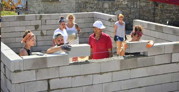 Ülkenin Dört Bir Yanından Yanan Ahır Ve Kümeslerin Yerine Yenilerini Yapmak Için Geldiler