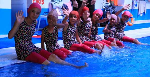 Mevsimlik Tarım Işçilerinin Çocukları Ilk Kez Havuzla Buluştu
