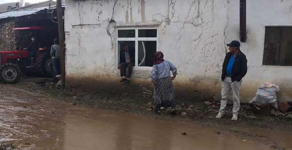 Bayburt’ta sel nedeniyle ev ve ahırları su bastı, hayvanlar telef oldu
