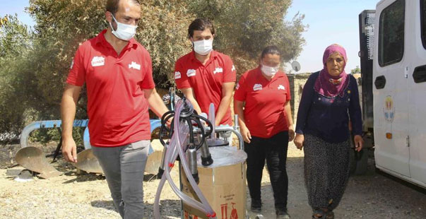 Ahırları Yanan Üreticilere Süt Sağma Makinesi Verildi