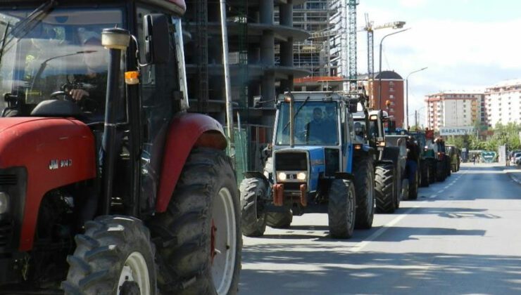Kosova’da Çiftçilerden Traktörlü Protesto