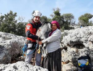 Mersin’De 100 Metre Aşağıda Keçi Kurtarma Operasyonu