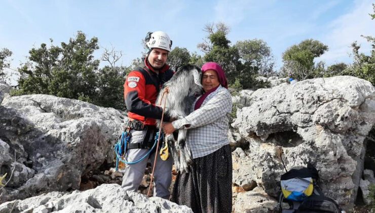 Mersin’De 100 Metre Aşağıda Keçi Kurtarma Operasyonu