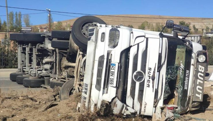 Ahlatlı Çiftçinin Bir Yıllık Emeği Kazayla Yere Serildi