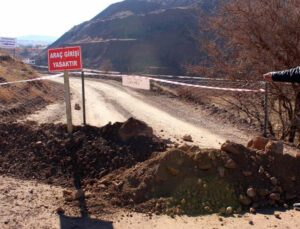 Maden Firması Arazisini Gasp Etti, Tepki Olarak Yola Çelik Ağ Ördü