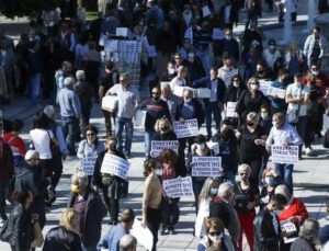 Atina’Da Çiftçiler Sokaklara Döküldü