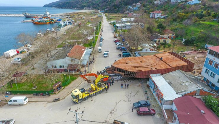 200 Tonluk Dev Balıkçı Teknesi Karadan Yürütüldü