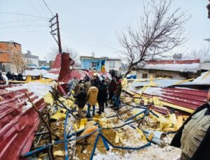 Çatı Çöktü: 1 Ölü, 1 Yaralı Ve Onlarca Telef