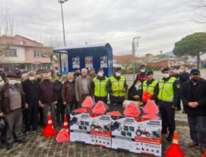 Traktör Sürücülerine Reflektör Dağıtıldı