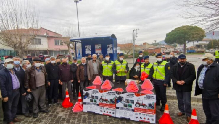 Traktör Sürücülerine Reflektör Dağıtıldı