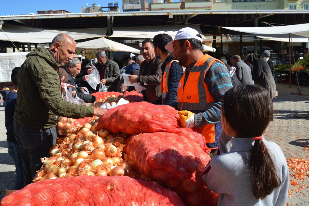 AA 20220413 27553726 27553723 GAZIANTEPTE BELEDIYE TARLADAN HALKA SEBZE SATISI YAPTI