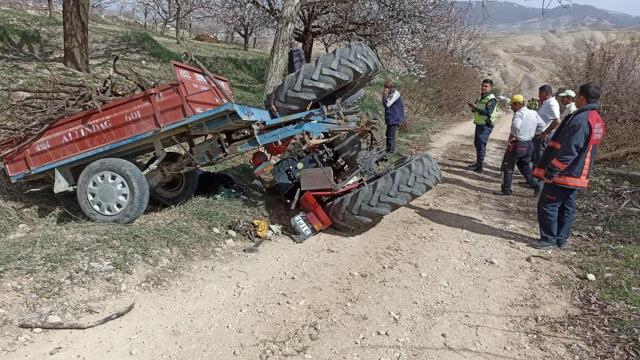 Traktör Devrildi: 1 Ölü, 1 Yaralı