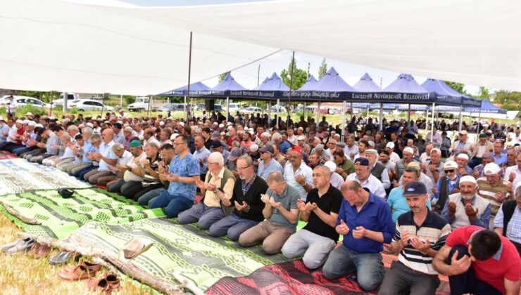 Yüzlerce Vatandaş Yağmur Duasında