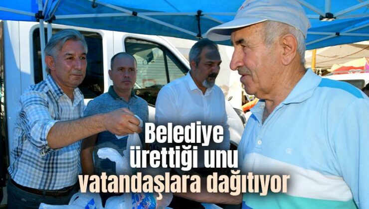 Belediye Ürettiği Unu Vatandaşlara Dağıtıyor