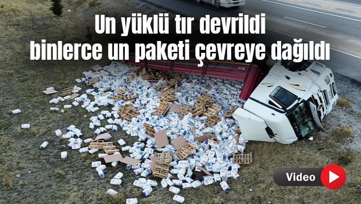 Un Yüklü Tır Devrildi, Binlerce Un Paketi Çevreye Dağıldı