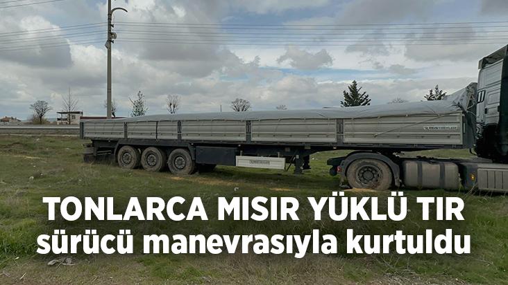 Tonlarca Mısır Yüklü Tır Sürücü Manevrasıyla Kurtuldu