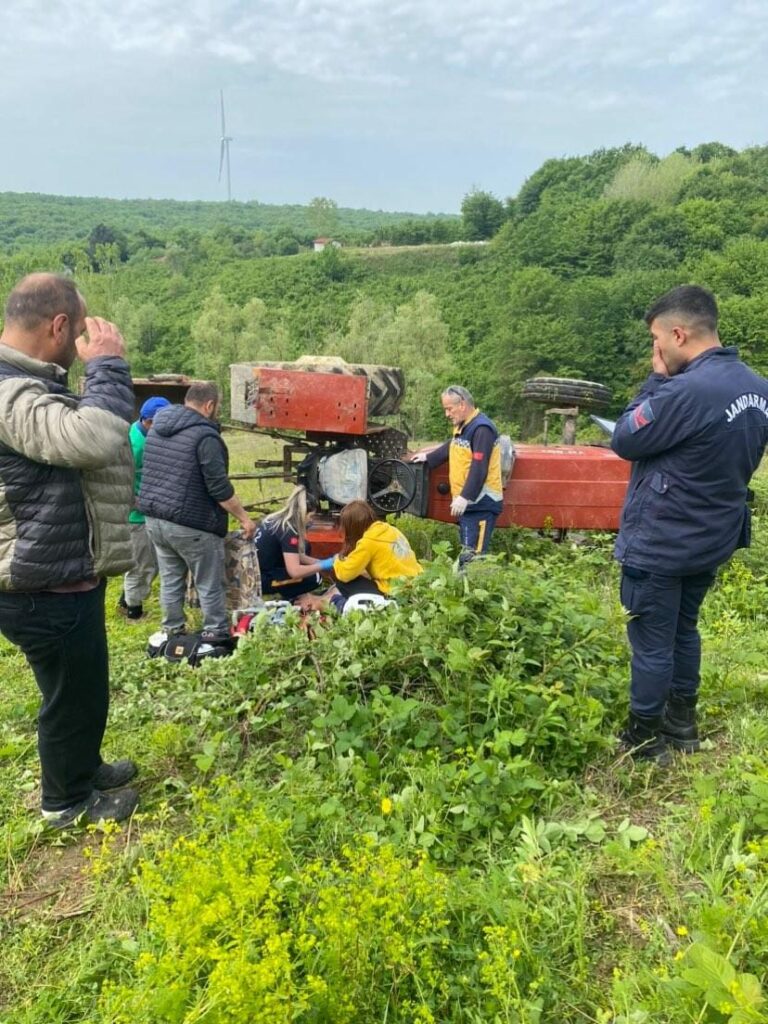 AA 20230515 31147474 31147473 KOCAELIDE DEVRILEN TRAKTORUN ALTINDA KALAN KISI OLDU