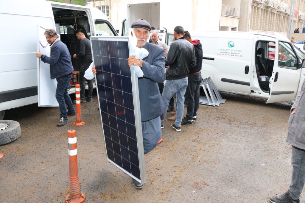 Aa 20230516 31151597 31151594 Adanada 197 Besiciye Buzdolabi Ve Gunes Enerjisi Paneli Dagitildi
