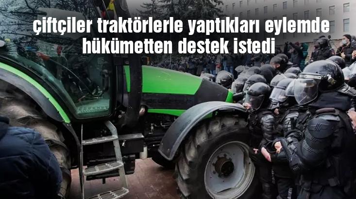 Çiftçiler Traktörlerle Yaptıkları Eylemde Hükümetten Destek Istedi