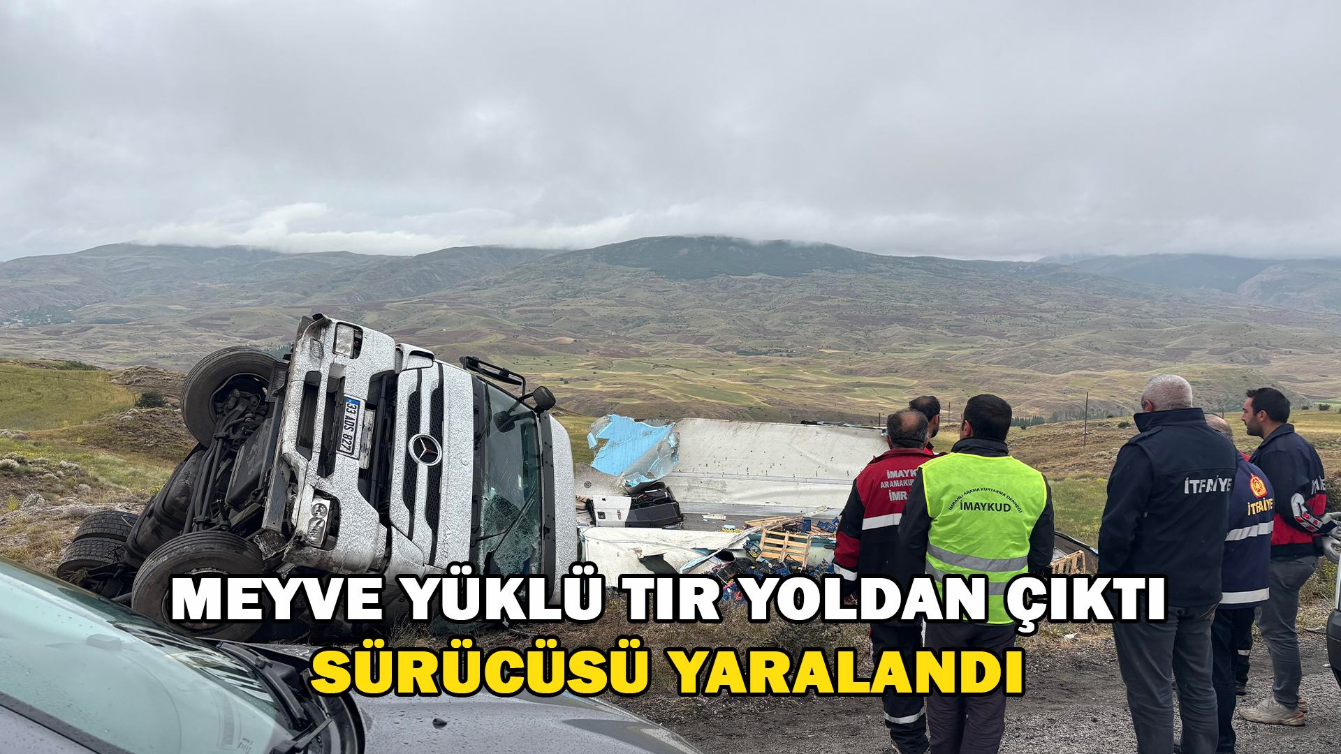 Meyve Yüklü Tır Devrildi Sürücüsü Yaralandı
